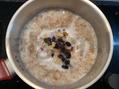 Grūdų košė su spanguolių padažu, riešutais, cukatais ir razinomis Žingsnis 2