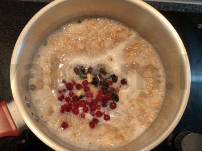 Grūdų košė su spanguolių padažu, riešutais, cukatais ir razinomis Žingsnis 3