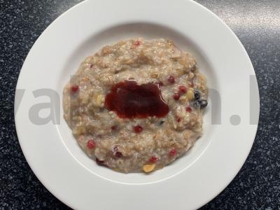 Grūdų košė su spanguolių padažu, riešutais, cukatais ir razinomis Žingsnis 4