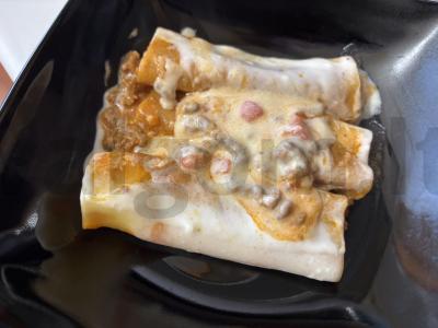 Kanelonai su faršu bešamelio padaže pagrindine nuotrauka