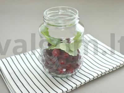 Vyšnių ir mėtų kompotas žiemai Žingsnis 2