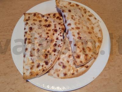 Tortilija su feta sūriu, pomidorais ir alyvuogėmis pagrindine nuotrauka