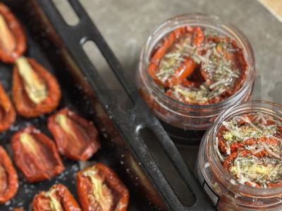 Džiovinti pomidorai su česnaku ir prieskoniais pagrindine nuotrauka