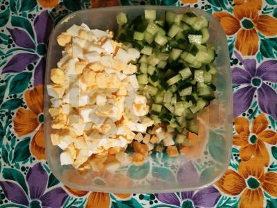 Salotas su kukurūzais, kiaušiniu ir agurku per 20 minučių Žingsnis 2