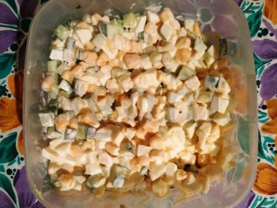 Salotas su kukurūzais, kiaušiniu ir agurku per 20 minučių pagrindine nuotrauka