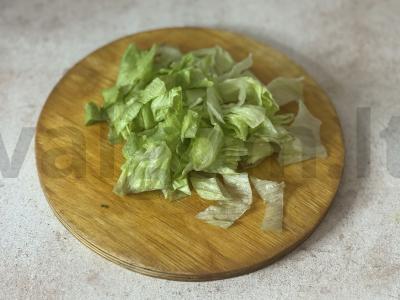 Salotas su krevetėmis ir lydytu sūriu Žingsnis 1