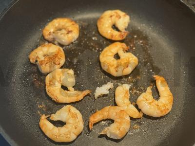 Salotas su krevetėmis ir lydytu sūriu Žingsnis 4