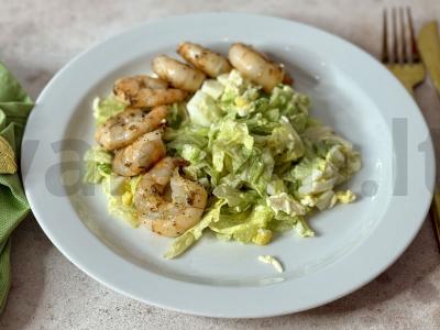 Salotas su krevetėmis ir lydytu sūriu pagrindine nuotrauka