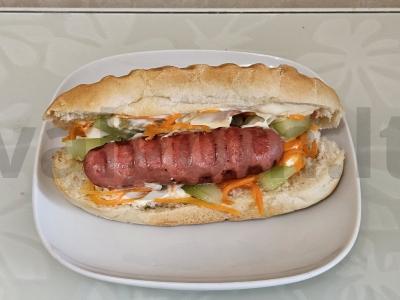 Krustingi dešrelės su agurkais ir korėjietiška morkų salotomis pagrindine nuotrauka