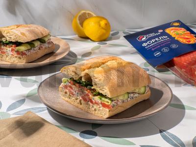 Sumuštinis su smulkintu lašiša pagrindine nuotrauka