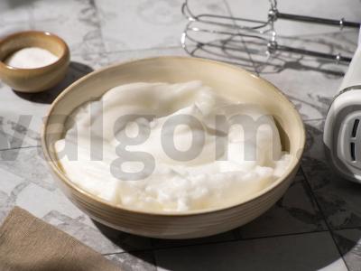 Saldus omletas su spanguolėmis ir vaisiais Žingsnis 1