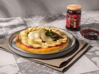 Saldus omletas su spanguolėmis ir vaisiais pagrindine nuotrauka