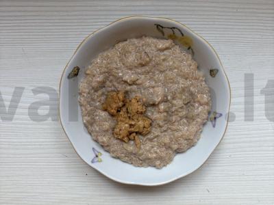 Grikių dribsniai su žemės riešutų pasta pusryčiams pagrindine nuotrauka