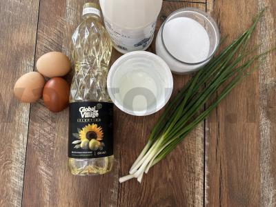 15 minučių kiaušinių ir žaliojo svogūno pyragėliai Žingsnis 1