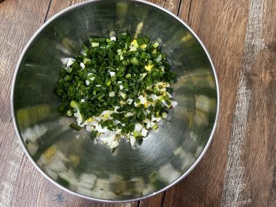 15 minučių kiaušinių ir žaliojo svogūno pyragėliai Žingsnis 5