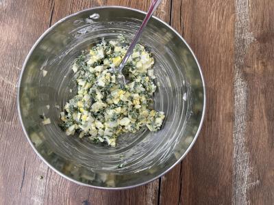 15 minučių kiaušinių ir žaliojo svogūno pyragėliai Žingsnis 7