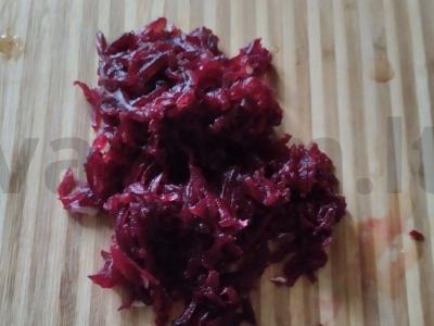 Burokėlių salotas su tofu, keptais žemės riešutais ir česnaku Žingsnis 1