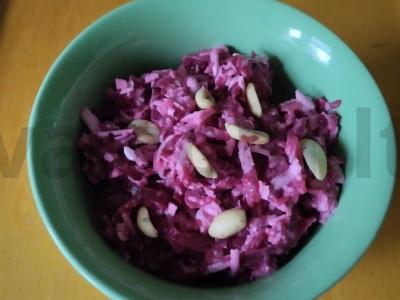 Burokėlių salotas su tofu, keptais žemės riešutais ir česnaku pagrindine nuotrauka