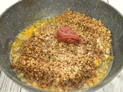 Grikių košė pagal pirklių receptą su troškiniu keptuvėje Žingsnis 4