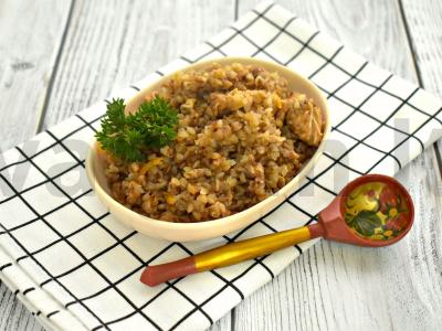 Grikių košė pagal pirklių receptą su troškiniu keptuvėje pagrindine nuotrauka