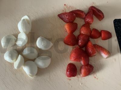 Salotas su mocarela, braškėmis ir rukola Žingsnis 1