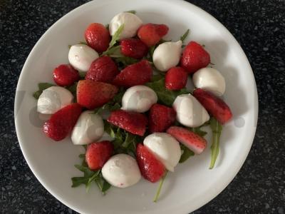 Salotas su mocarela, braškėmis ir rukola Žingsnis 2