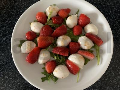 Salotas su mocarela, braškėmis ir rukola Žingsnis 4