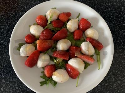 Salotas su mocarela, braškėmis ir rukola Žingsnis 5