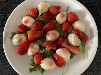 Salotas su mocarela, braškėmis ir rukola pagrindine nuotrauka