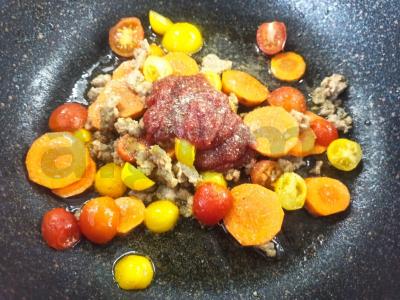 Morkų ir pomidorų troškinys su faršu Žingsnis 4