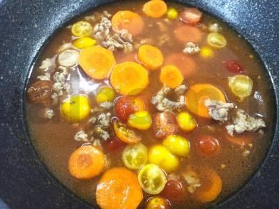 Morkų ir pomidorų troškinys su faršu Žingsnis 5