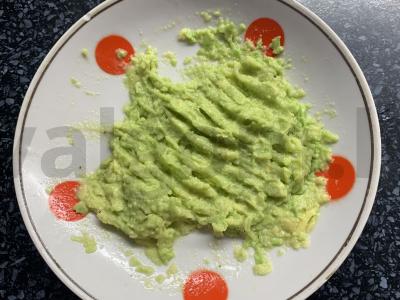 Avokado skramblys ant duonos Žingsnis 5