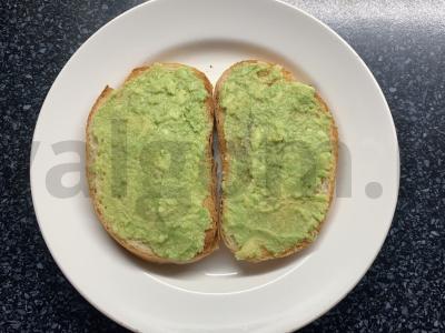 Avokado skramblys ant duonos Žingsnis 8