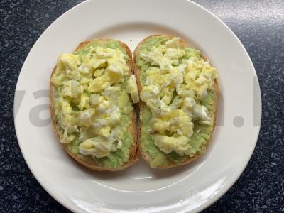 Avokado skramblys ant duonos Žingsnis 9