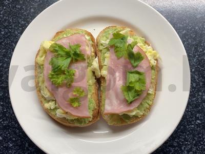 Avokado skramblys ant duonos pagrindine nuotrauka