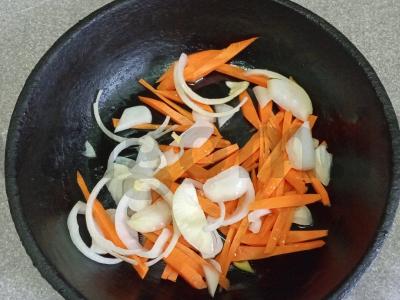 Bulguras su keptais pievagrybiais, morkomis ir svogūnais Žingsnis 1