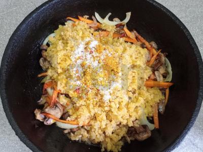 Bulguras su keptais pievagrybiais, morkomis ir svogūnais Žingsnis 6