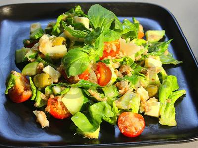 Viduržemio jūros salotos su tunu ir suluguni pagrindine nuotrauka