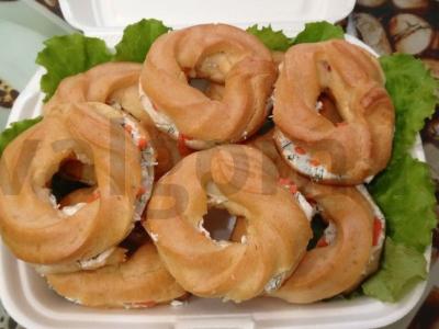 Kepiniai iš tešlos su raudonąja žuvimi pagrindine nuotrauka