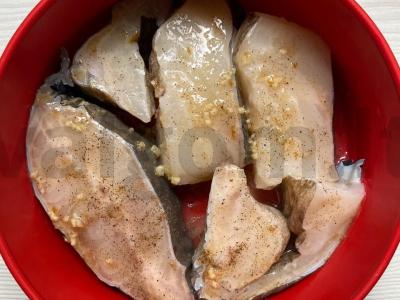 Dantytos žuvies steikai, paruošti oro grilyje Žingsnis 4