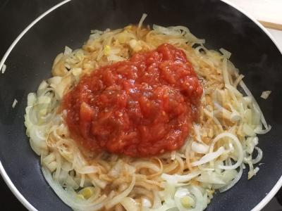 Pica „Du sūriai“ su pomidorais Žingsnis 2