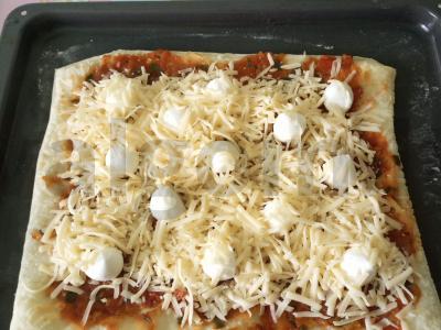 Pica „Du sūriai“ su pomidorais Žingsnis 6