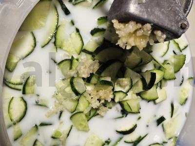 Vasaros agurkų sriuba tarator Žingsnis 3