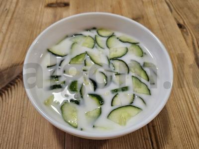 Vasaros agurkų sriuba tarator pagrindine nuotrauka