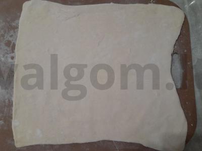 Saldžios bandelės iš sluoksniuoto tešlos su braškių uogiene Žingsnis 1