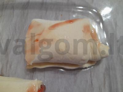 Saldžios bandelės iš sluoksniuoto tešlos su braškių uogiene Žingsnis 4