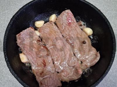 Jautienos steikai su keptų morkų garnyru Žingsnis 6