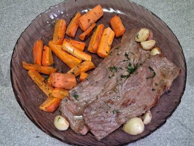 Jautienos steikai su keptų morkų garnyru pagrindine nuotrauka