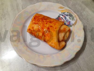 Saldžios bandelės iš sluoksniuoto tešlos su braškių uogiene pagrindine nuotrauka