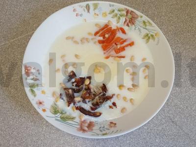 Manų košė su džiovintomis abrikosais, datulėmis ir dorblu sūriu Žingsnis 6